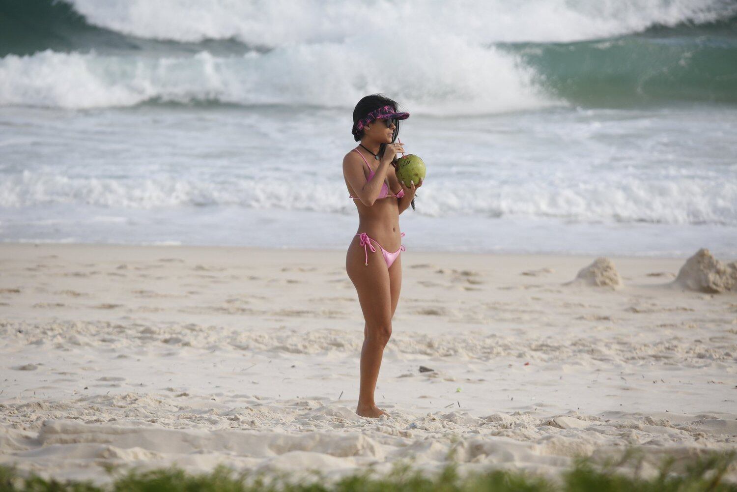 Munik mostra suas novas próteses de silicone em dia de praia no Rio