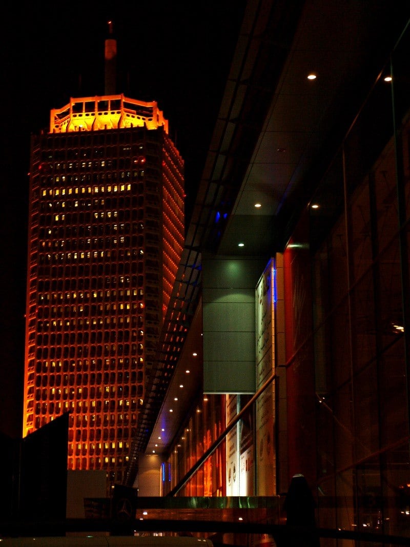 7º lugar: Dubai, Emirados Árabes Unidos


Muito do que vemos na mídia sobre cidades do Oriente
Médio são cenas de destruição e caos, mas o cenário em Dubai é bem diferente
deste. A sua estratégia de globalização muito tem a ver com a expansão de seu
aeroporto, um dos maiores do mundo atualmente. A cidade é também uma favorita
para as empresas que buscam estabelecer um escritório no Oriente Médio, além de
ter uma diversidade cultural sem paralelo: 86% de seus moradores nasceram em
outros países
