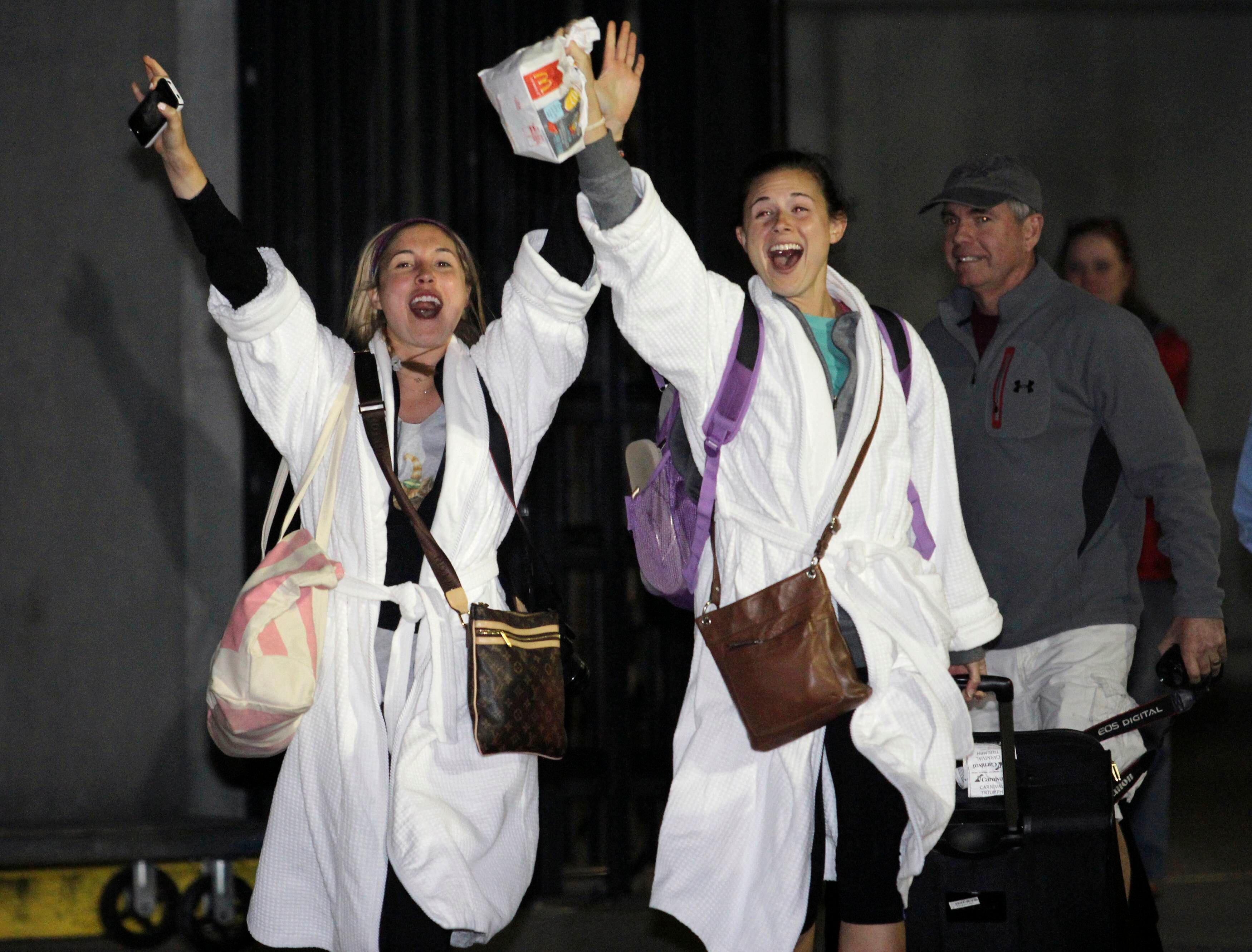 Passageira comemora após desembarque do navio