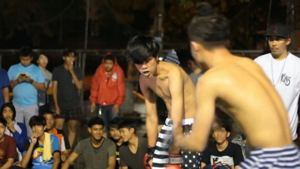 Vídeos de brigas dos "Clubes da Luta da vida real" em Bangkok, capital da Tailândia, mostram brigas de rua brutais entre crianças a partir de 16 anos de idade, às quais a polícia do país está lutando para conter