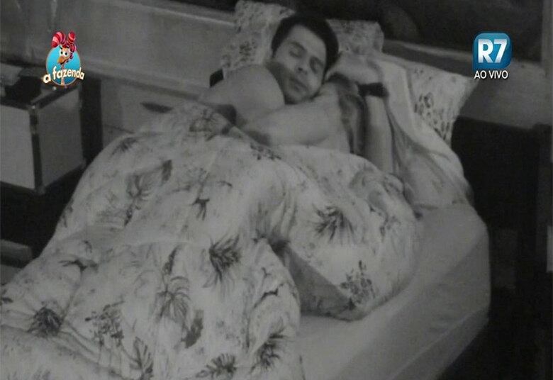 Não foi de se surpreender quando a
relação dos dois evoluiu a ponto do casal demonstrar o carinho debaixo do
edredom, e as noites no quarto da sede ficaram mais quentes

+ "Eu prefiro esquecer a Mara como jogadora", diz Douglas sobre ex-peoa de A Fazenda
+ Peões relembram trajetória de Amaral no reality e Rayanne afirma: "Ele é um cara muito iluminado"
+ Em atividade, Minerato fala sobre Thiago Servo: "Por mais que eu queira ele não vai sair da minha vida"

