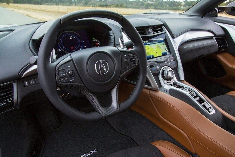 O motivo é que o tricampeão de Fórmula 1 participou ativamente do desenvolvimento do primeiro NSX, de 1999 a 2005