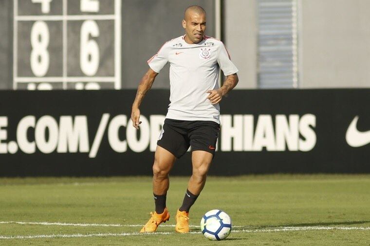 Emerson pode ser escalado no lugar de Jadson