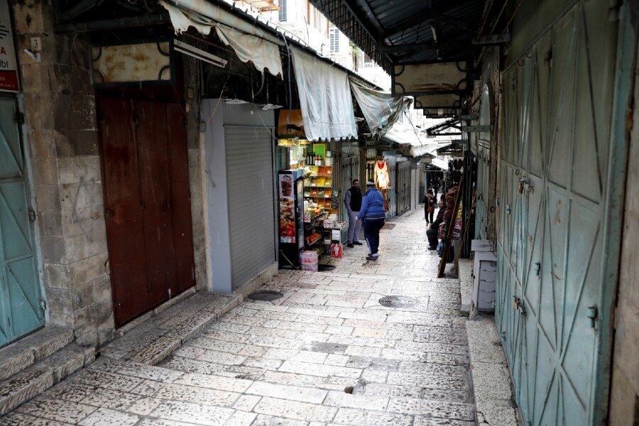 Boas respostas de Israel e Países Baixos se deram por não seguirem quarentena?

Boatos espalhados recentemente, inclusive por figuras
políticas, indicam que nações como Israel e Países Baixos (ou Holanda) lidaram
bem com a propagação do novo coronavírus por não seguirem orientações de
isolamento social. Não são verdadeiros! Sobre a Holanda, a mensagem indica
que não houve isolamento e “já passou do pico da epidemia e está indo
para o fim". A respeito de Israel, “a melhor situação do mundo no controle
do coronavírus” teria se dado por não seguir as mesmas medidas. Na verdade, ambos tomaram medidas de restrição e isolamento para conter o avanço do vírus,
como fechamento de escolas e comércio. Confira medidas da Holanda e a fala de
Benjamin Netanyahu, primeiro-ministro israelense, sobre o assunto

Leia mais: Netanyahu manda que israelenses não saiam de casa