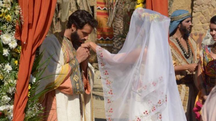 Zípora, personagem de Gisele Itié em Os Dez Mandamentos, preza pela praticidade e conforto na hora de se vestir, apesar de estar sempre bela na hora de desempenhar tarefas pesadas. A personagem surpreendeu o público na cerimônia de seu casamento com Moisés, em que aparece com um belo vestido bordado, simples e encantador. Em entrevista ao site oficial, a figurinista Carol Li revelou detalhes sobre a peça dos noivos. Leia!