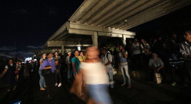 População aguarda no escuro em ponto de ônibus do Recife (PE)