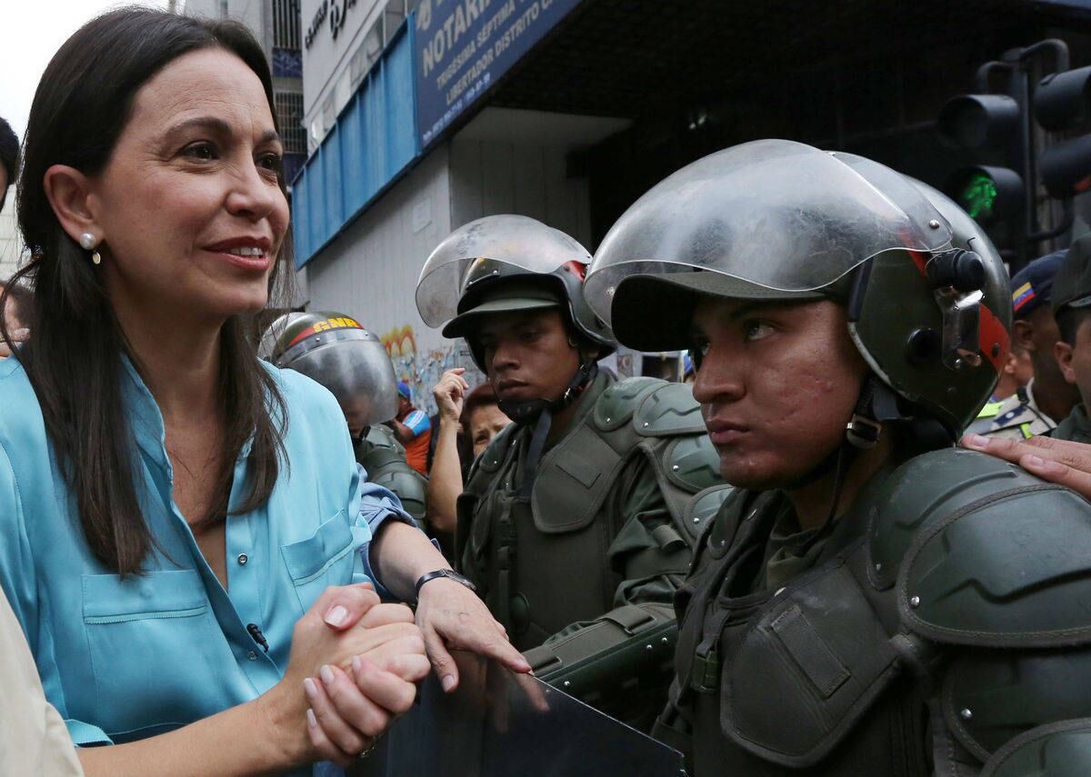 28/05/2014: Maduro acusou aos representantes de oposição, Maria Corina, Diego Arria e Henrique Salas de serem financiados pelo banqueiro venezuelano Eligio Cedeño para planificar o seu assassinato e o de alguns líderes governistas