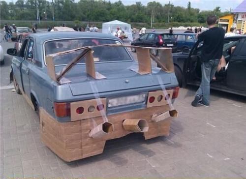 Quem não tem cão, caça com gato. A expressão popular cai como uma luva na mão desses motoristas que, na falta de um aerofólio apropriado, resolveram equipar os seus carros com versões "genéricas" do acessório que serve para otimizar a aerodinâmica e estabilidade do automóvel. Divirta-se com as gambiarras mais bizarras nas imagens a seguir