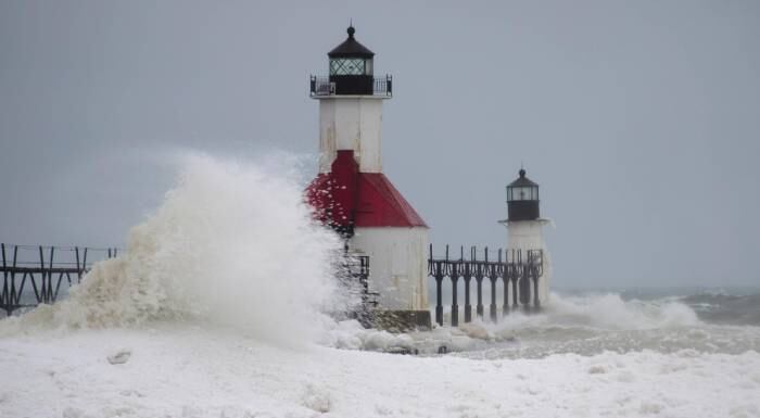 Contudo, os vendavais e a água que espirra com as ondas contribuíram para uma maior formação de gelo neste ano