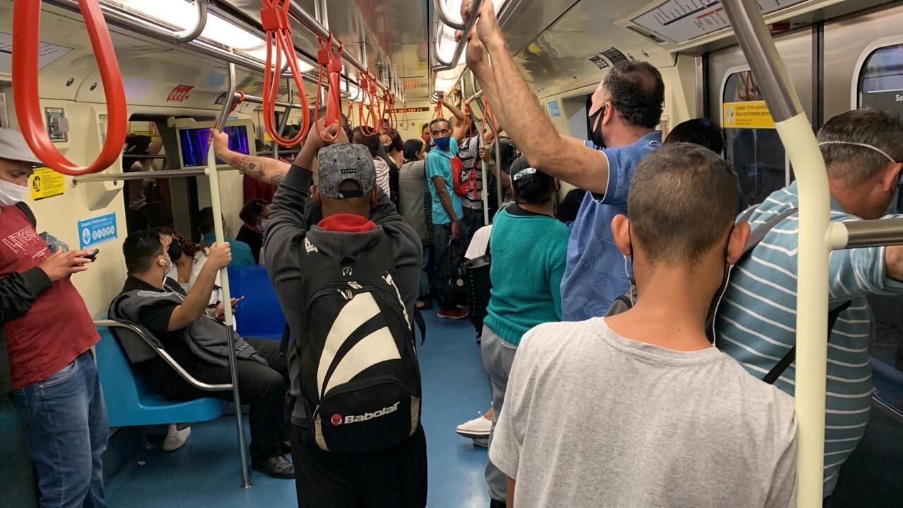 Passageiros enfrentam lentidão no Metrô de SP
