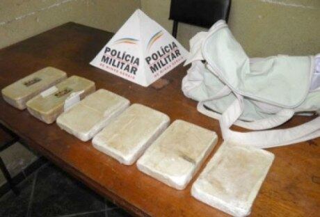 Droga foi lançada para fora do veículo