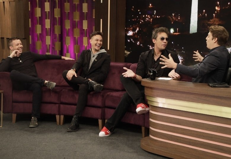 Os artistas também revelam algumas loucuras que as fãs fazem por eles, desde viajar escondida no ônibus da banda até aparecer, de surpresa, nos quartos de hotéis em que ficam hospedados