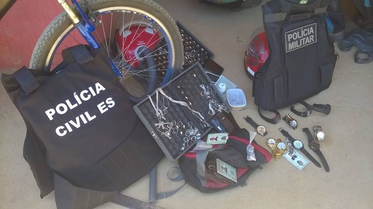 Na residência do suspeito, os policiais encontraram relógios e anéis, furtados na joalheria, além de drogas