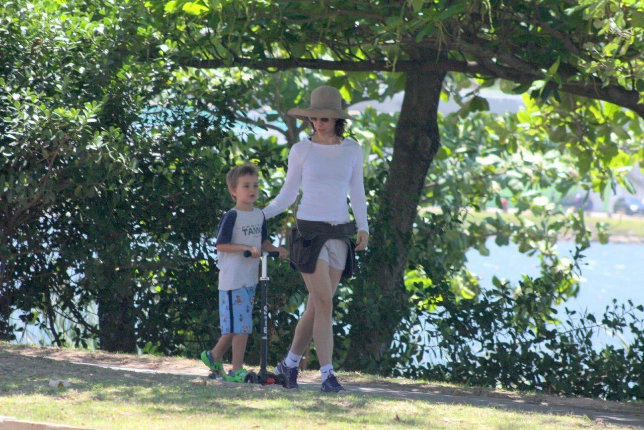 Enquanto a atriz caminhava, seu filho se divertia no patinete