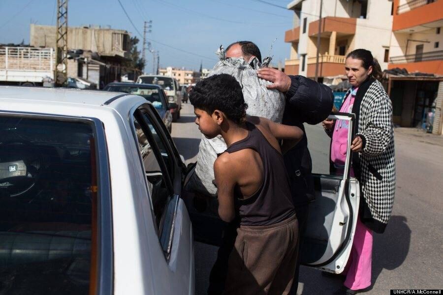 Anas carrega um saco de carvão
até o carro de um cliente em Bebnine. “Eu trabalho, trabalho e trabalho, às
vezes sete horas ou mais. Estou ajudando minha família a sobreviver, meus pais
estão felizes comigo, eu não poderia ajuda-los mais”, diz o garoto. Mas ele
sente falta da escola, principalmente das aulas de educação física
