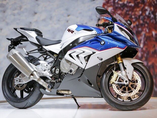 BMW S 1000 RR — depois de passar por uma dieta e perder 4 quilos, a nova RR também ficou mais potente. São 199 cavalos à disposição nas lojas desde fevereiro. De acordo com a montadora, os preços ficaram em R$ 75.900 com a vermelha e preta e R$ 78.400 na tricolor