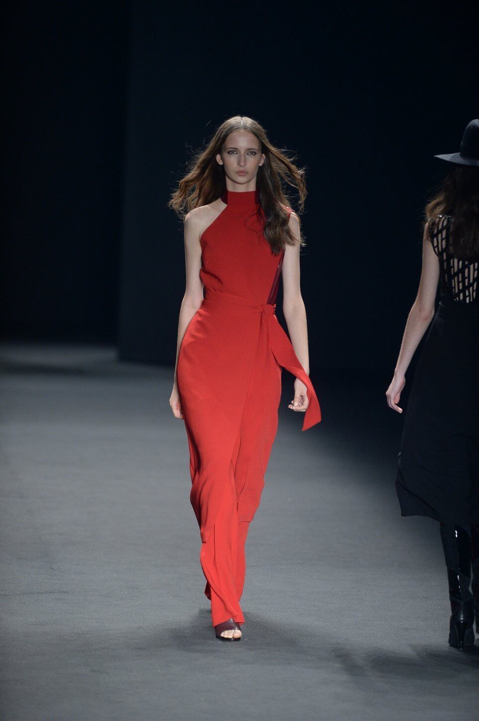 Tendência que já desponta como forte para o inverno 2015, a cintura marcada também se fez presente na coleção de Giuliana Romano na SPFW. Com cores sóbrias e muita alfaiataria, a estilista apresentou uma coleção feminina e elegante, com modelagens dos anos 80, com muitos camisões e macacões. Confira as imagens do desfile! 
ASSISTA: Celeiro: Lele e Marcella Franco mostram os bastidores do São Paulo Fashion Week