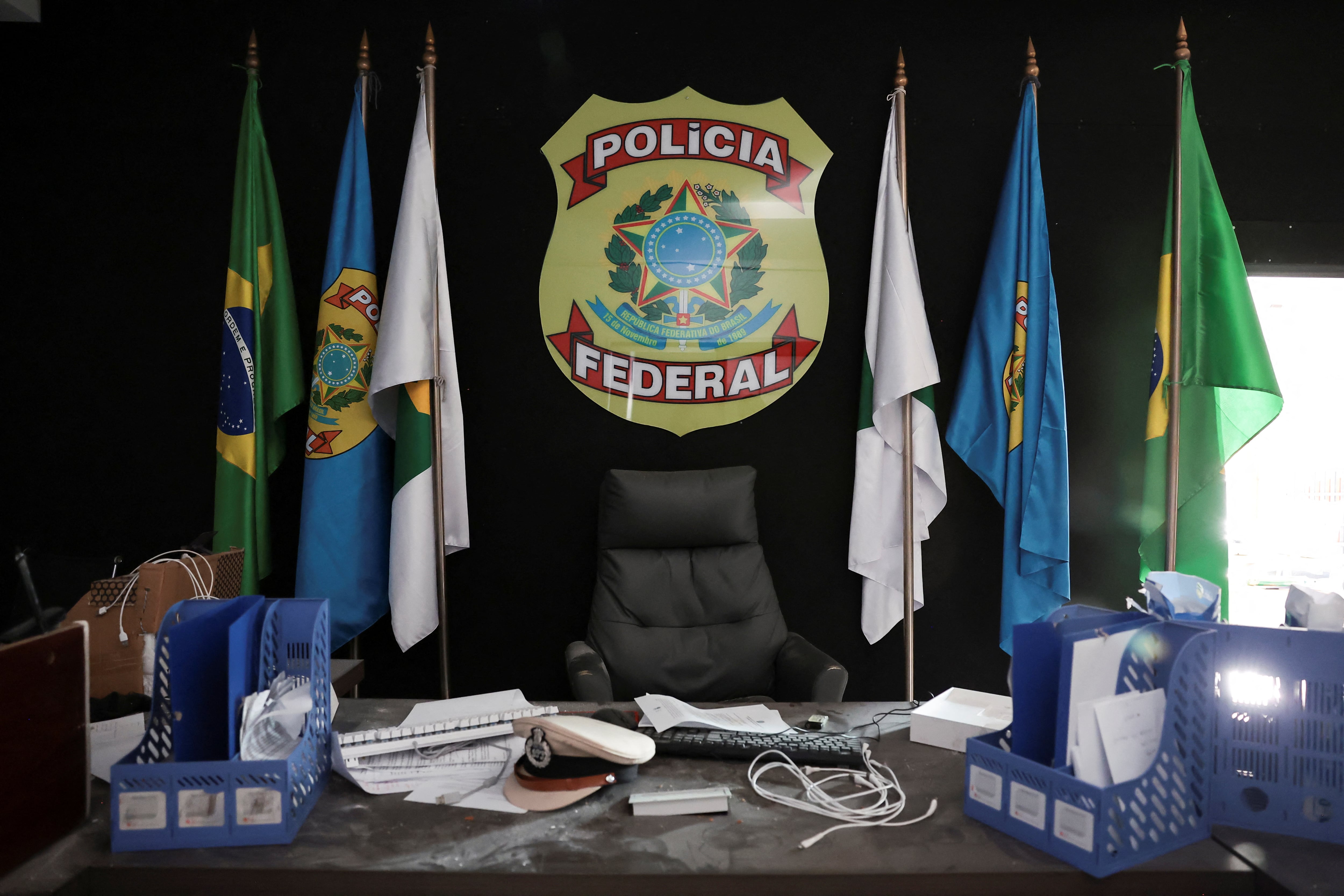 Sala simulando uma delegacia da Polícia Federal encontrada em complexo usado por golpistas em O'Smach, na fronteira entre a Tailândia e o Camboja