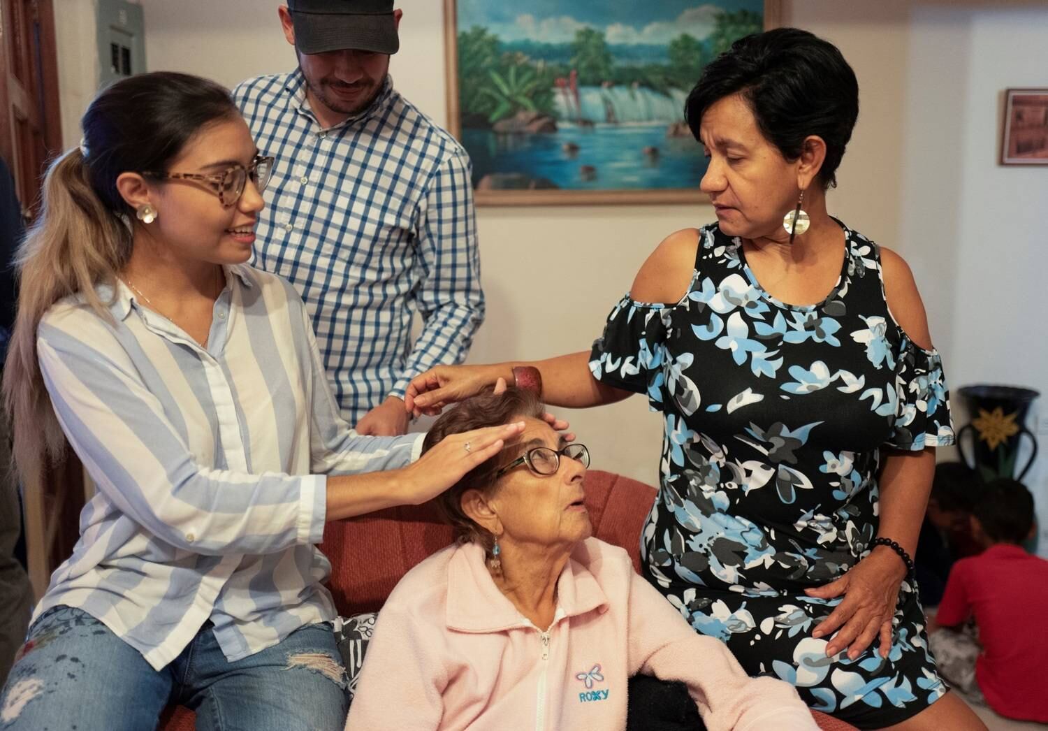 A migração de venezuelanos para outros países da América Latina e pelo resto do mundo já é conhecida. Entre eles, pessoas de classe média e profissionais qualificados, que não encontram trabalho nas áreas que são especialistas.

Antes de se mudarem para a Espanha, Martinez foi diagnosticado com depressão. Agora, ele busca uma vida nova na Europa como fotógrafo, trabalhando em casamentos e com documentários
