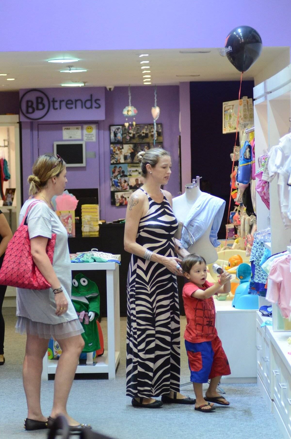 Luana Piovani leva Dom para um passeio ao shopping