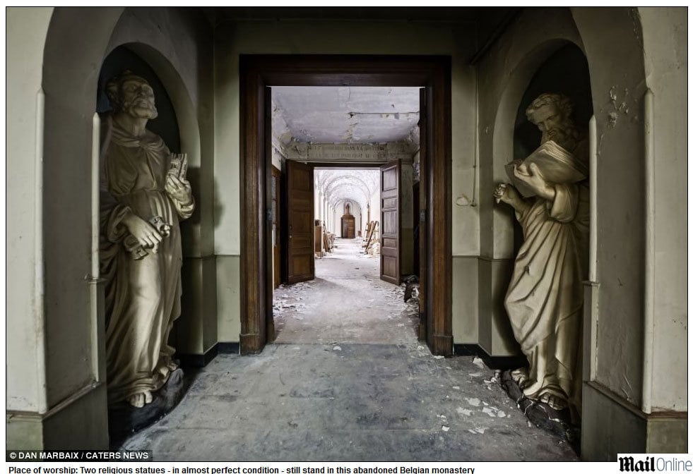 Duas estátuas em estado quase perfeito de conservação aparecem em um mosteiro abandonado na Bélgica