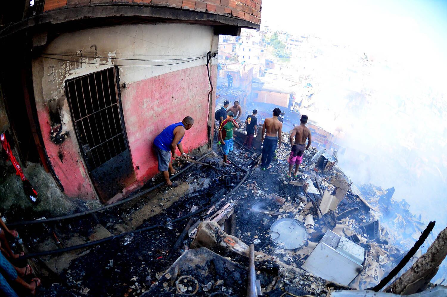 O fogo começou por volta das 13h45 desta quarta-feira (1)