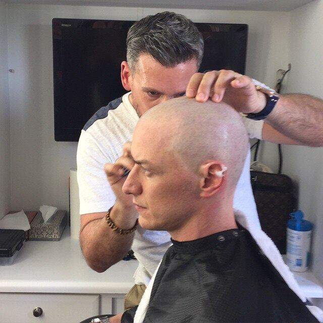 Em seu Instagram, Bryan Singer tem postado várias fotos dos bastidores de X-Men: Apocalipse, como este momento dos ajustes finais da careca de James McAvoy, o professor Xavier