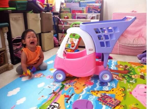 — Ela não conseguiu dirigir o carrinho de compras de brinquedo