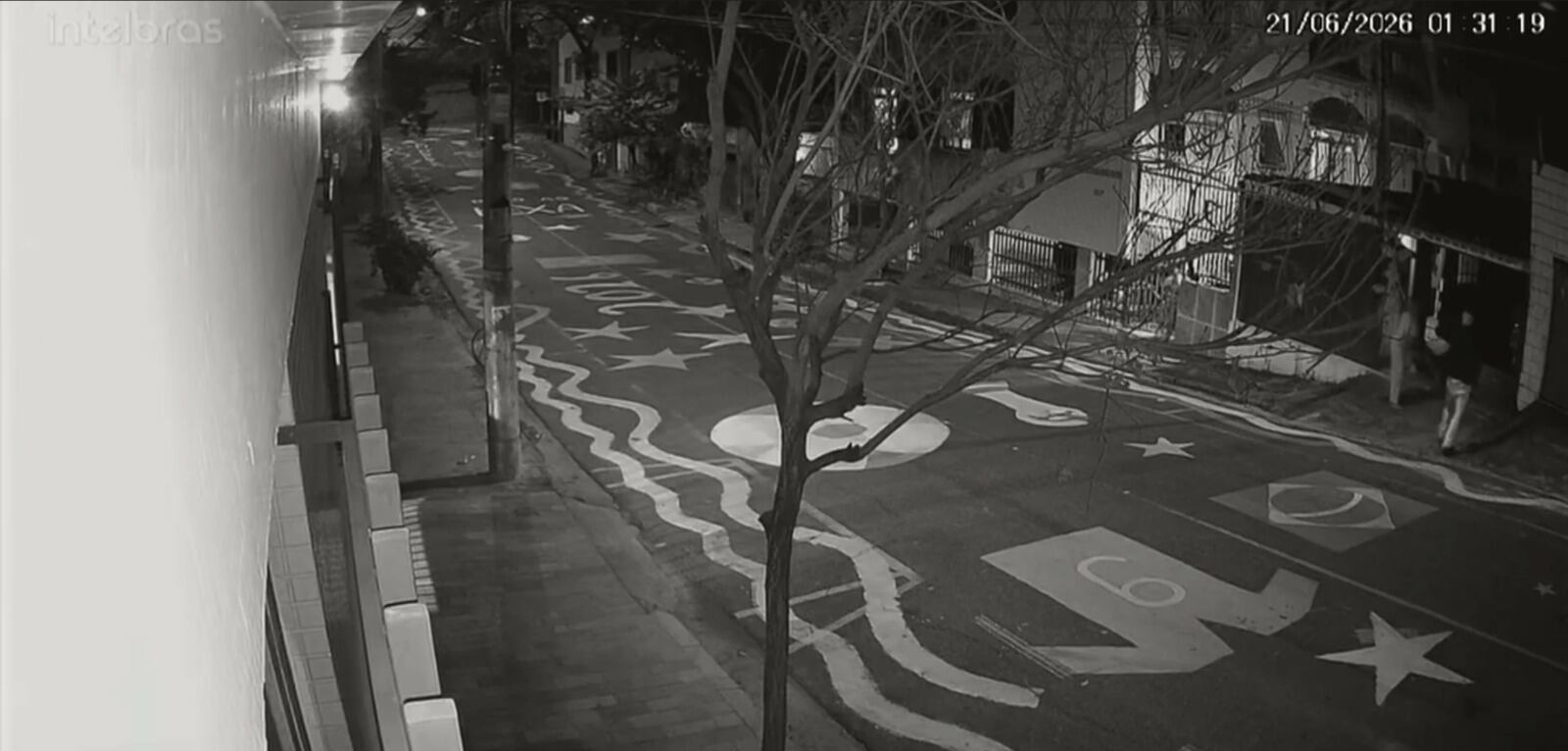 As imagens mostram o momento em que o criminoso pula o muro do imóvel para invadir a casa