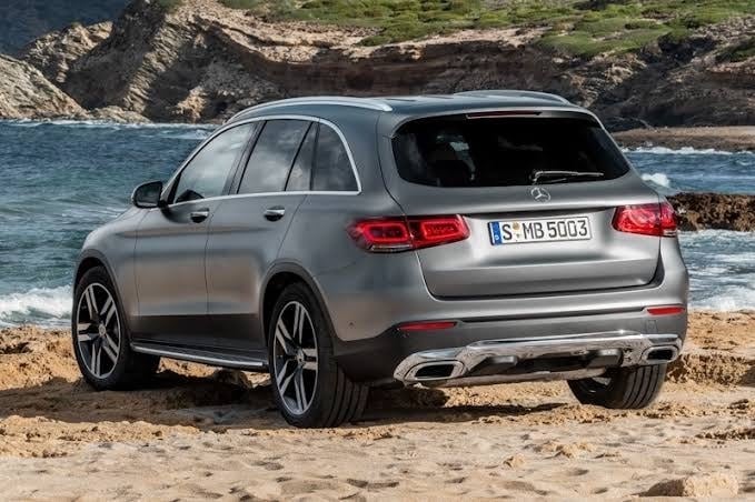 Traseira com novas lanternas e barra inferior cromada com duas saídas de escapamento