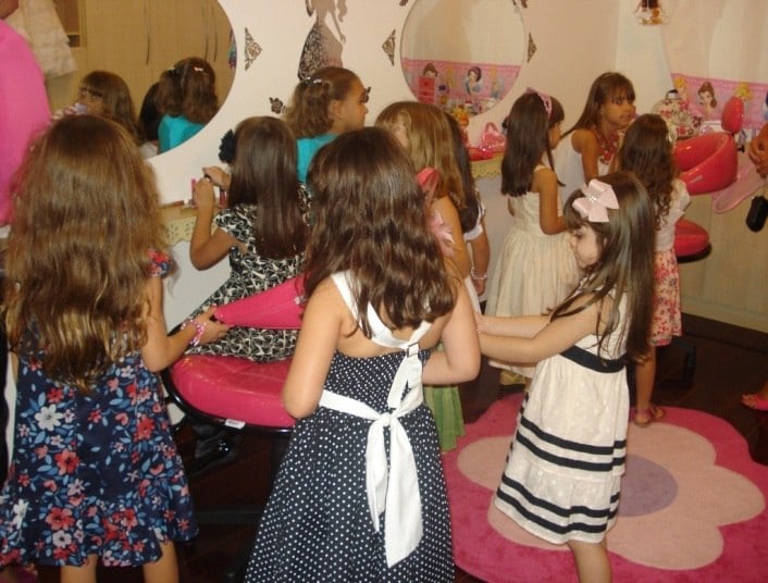 As meninas matriculadas na escola também recebem lições da disciplina "estética de princesa", que diz respeito a como elas devem se vestir, arrumar os cabelos ou se maquiar. Nathália acredita que as mães não têm mais tempo para dividir esse tipo de conhecimento com as filhas. Leia mais