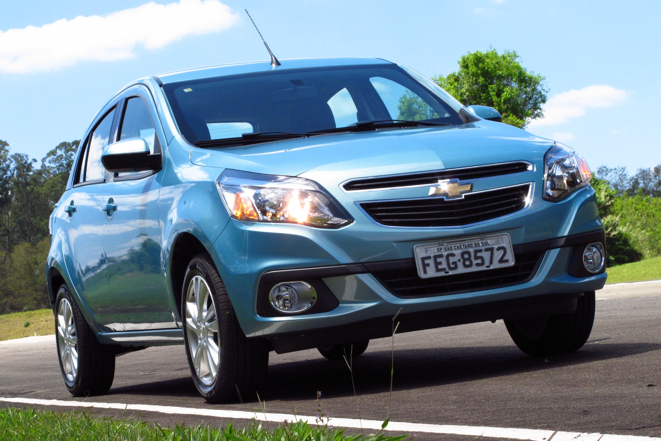 A General Motors do Brasil lançou nesta quinta-feira (10) o novo Chevrolet Agile, que recebeu sua primeira mudança em quatro anos de mercado — o modelo estreou em 2009. Mais bonito (especialmente na dianteira), o hatch foi modernizado para se manter firme na briga por vendas em um segmento em pleno estado de ebulição.
Confira a seguir um show de imagens com todos os detalhes do novo Chevrolet Agile
Diogo de Oliveira, do R7, em Indaiatuba/SP
Saiba tudo sobre carros! Acesse www.r7.com/carros