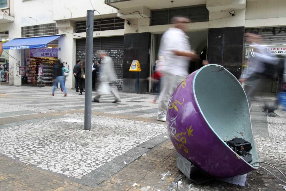 Acima, mais uma parte de cabine telefônica danificada. 

Veja vídeo sobre os confrontos de terça-feira.