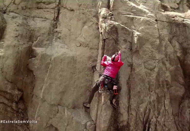 Um dos primeiros sinais de que as coisas não iam bem foi quando a personagem Malena quase caiu por falha em seu equipamento de escalada. Ela ficou pendurada em um penhasco muito alto, mas foi resgatada