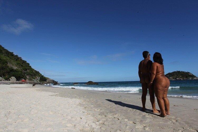 Pedro diz que a associação contratou seguranças e criticou a Guarda Municipal.
— Queremos a Guarda aqui durante o dia. Mas a desculpa que
nos dão é a falta de efetivo. Falta vontade política. Pode ser até preconceito.
Não dá para entender. Milhares de guardas na orla da zona sul e aqui, nada