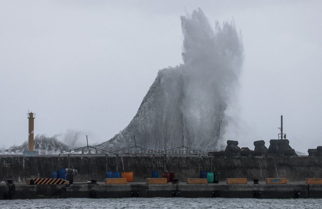 Haikui é o primeiro tufão a tocar o solo em Taiwan em quatro anos, destacou a presidente da ilha, Tsai Ing-wen. "Peço à população que se se prepare para o tufão e tome cuidado com a segurança, evitando sair ou fazer atividades perigosas", declarou. As Forças Armadas mobilizaram soldados e equipamentos, como veículos anfíbios e botes infláveis. A última grande tempestade a afetar Taiwan foi o tufão Bailu, em 2019, que deixou um morto