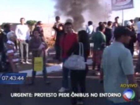 O protesto ocorre desde às 06h