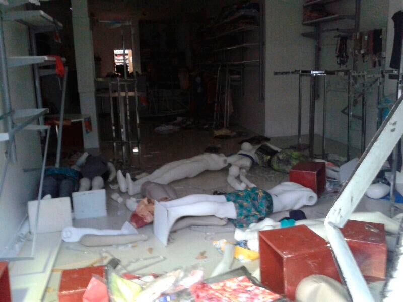 

Cerca 40 horas depois
da paralisação, governo e categoria chegaram a um acordo e a greve no Estado
terminou. Na manhã de 17 de abril, os representantes da categoria se reuniram com o comandante-geral da PM, Alfredo Castro, na Câmara de Dirigentes Lojistas da Bahia




