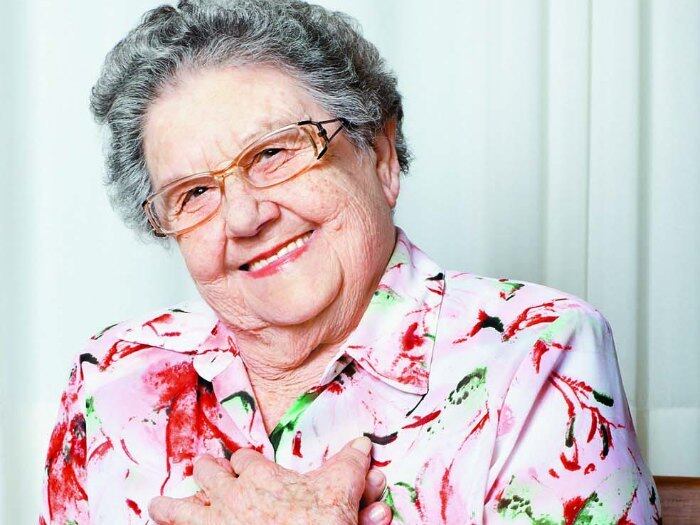 Nesta terça-feira (29), a vovó mais fofa do Brasil, Palmirinha, completa 83 anos. A apresentadora conquistou o coração de todos com sua doçura, jeito simples e comidas muito gostosas. Veja por que todos amamos Palmirinha! 