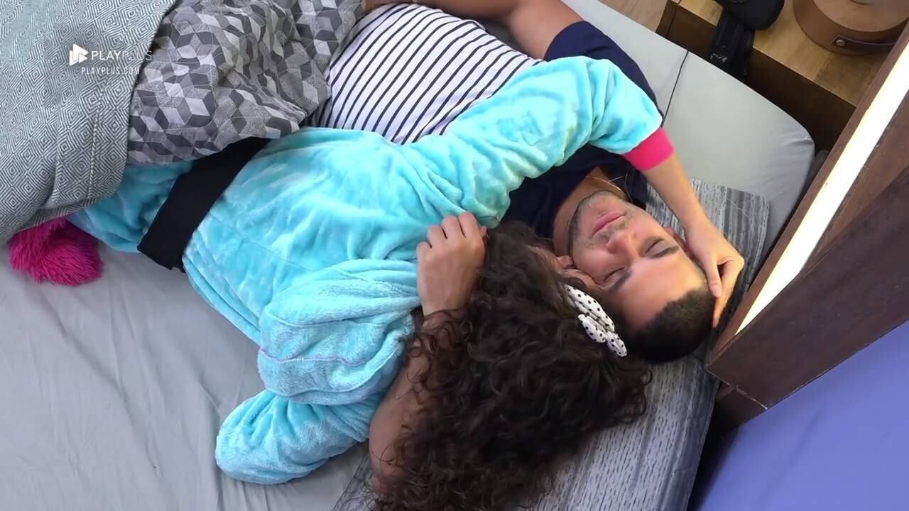 Fernanda e Caique trocam carinho