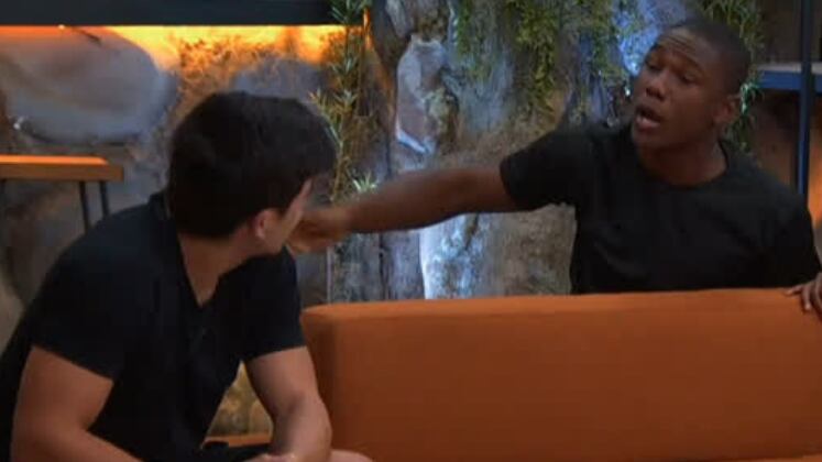 Não demorou muito para que Negão da BL perdesse a paciência com Thomaz no Exílio. A dupla discutiu e Nanah precisou intervir 