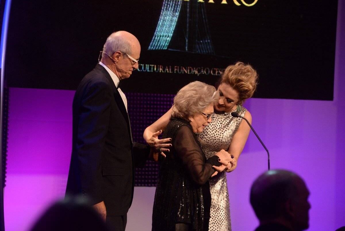 Nathalia Timberg se emocionou com uma homenagem