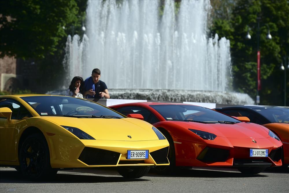 Os Lamborghini são conhecidos por serem os maiores rivais da Ferrari

VEJA TAMBÉM:

> Pai é preso após deixar filho de 9 anos dirigir uma Ferrari

> Conheça os truques usados pelas fabricantes para deixar o carro mais barato

Quer ler mais notícias? Acesse R7.com/carros