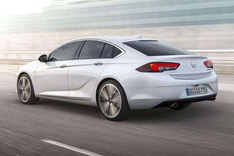 O visual é bem esportivo, com Inspiração no Monza Concept. Na traseira, o terceiro volume é curto, mas ainda presente, enquanto o vidro traseiro apresenta uma queda suave deixando clara a fusão visual