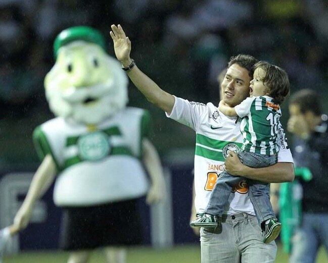 Keirrison foi revelado quando começou a jogar no Coritiba, em 2006. O
atacante representou o time paranaense até 2008 e durante esse período
se destacou muito. No seu último ano no clube, Keirrison marcou 41 gols e
foi premiado como o artilheiro do Campeonato Brasileiro. Clique aqui e entenda o caso