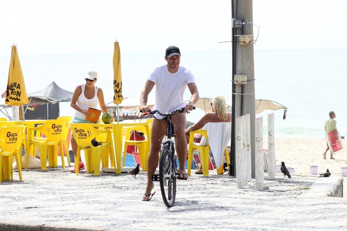 Paulo Rocha é fotografado bebendo água de coco na orla do Leblon, no Rio de Janeiro