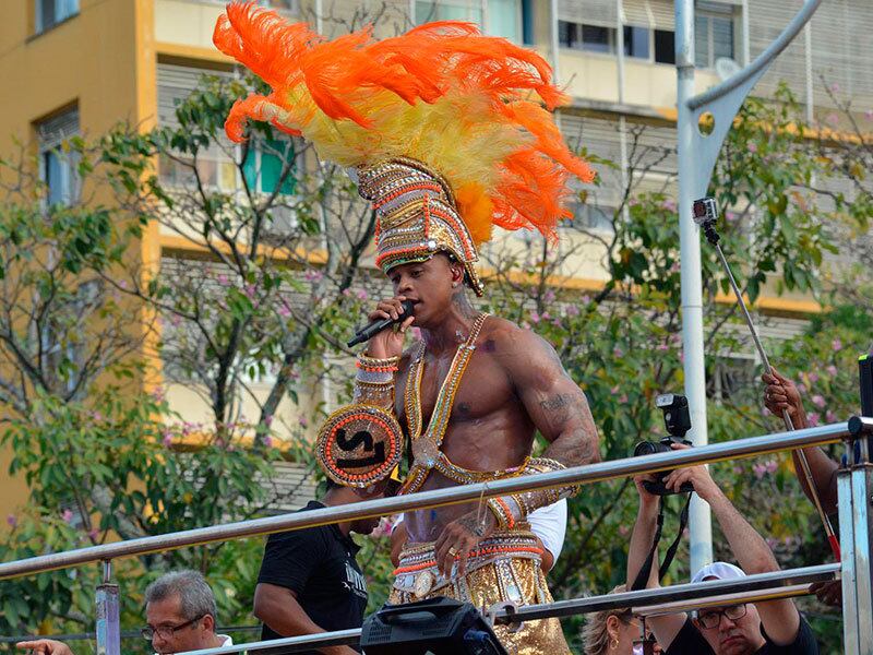 No último dia de
folia em Salvador, nesta terça-feira (28), o cantor Léo Santana comandou os
foliões do bloco As Muquiranas