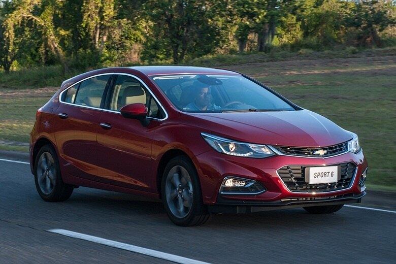 Assim como o Volkswagen Golf nacional, o novo Cruze Sport6 usa eixo de torção na traseira, estrutura mais simples que a do Ford Focus, que tem conjunto independente com braços múltiplos. Por outro lado, o Chevrolet passa a oferecer mecânica moderna, e recursos eletrônicos de segurança e controle dinâmico sofisticados
