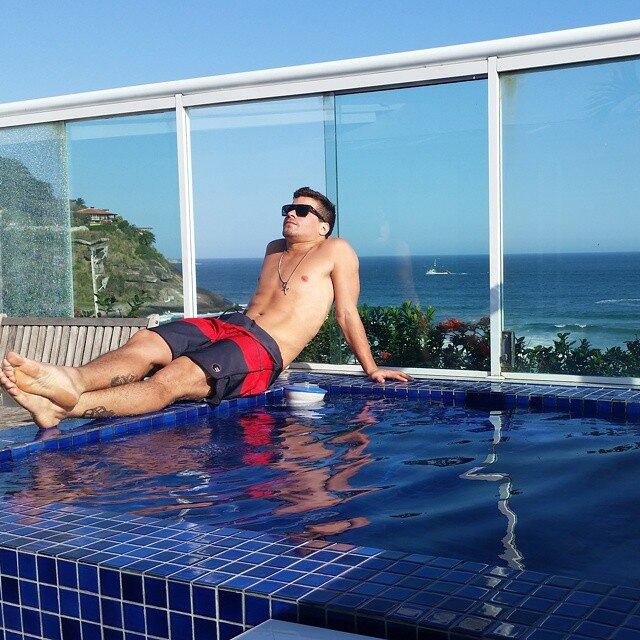 O ator também recorreu a um personal trainer para ficar mais musculoso e um "corpo mais parecido com o de um atleta".

— Estou com uma alimentação bem mais regrada. Em três meses, perdi 10 kg.