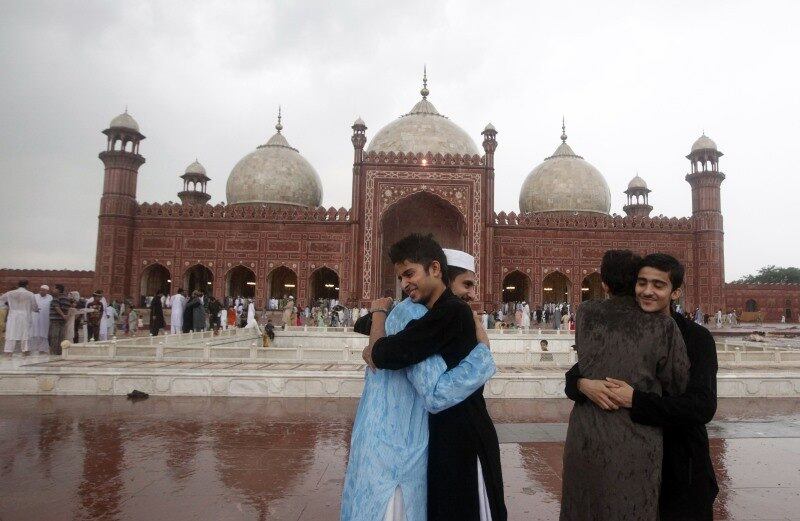 Paquistaneses se cumprimentam
após as orações de Eid al Fitr na mesquita de Badshahi,
em Lahore, no Paquistão. O Eid al Fitr marca o fim do mês sagrado do Ramadã, durante o qual os muçulmanos não comem, bebem ou têm relações sexuais do nascer ao pôr do sol